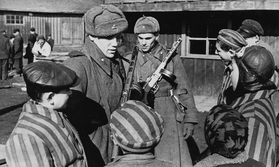 Советские солдаты общаются с детьми, освобожденными из Освенцима.
